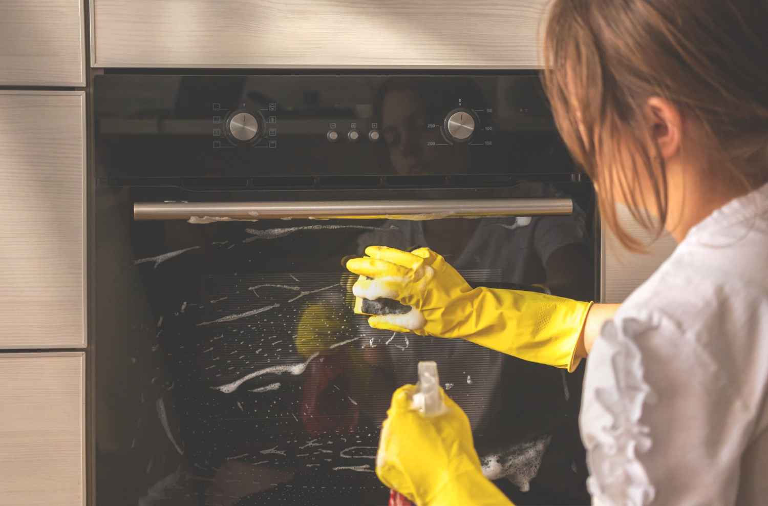 do-house-cleaners-clean-ovens